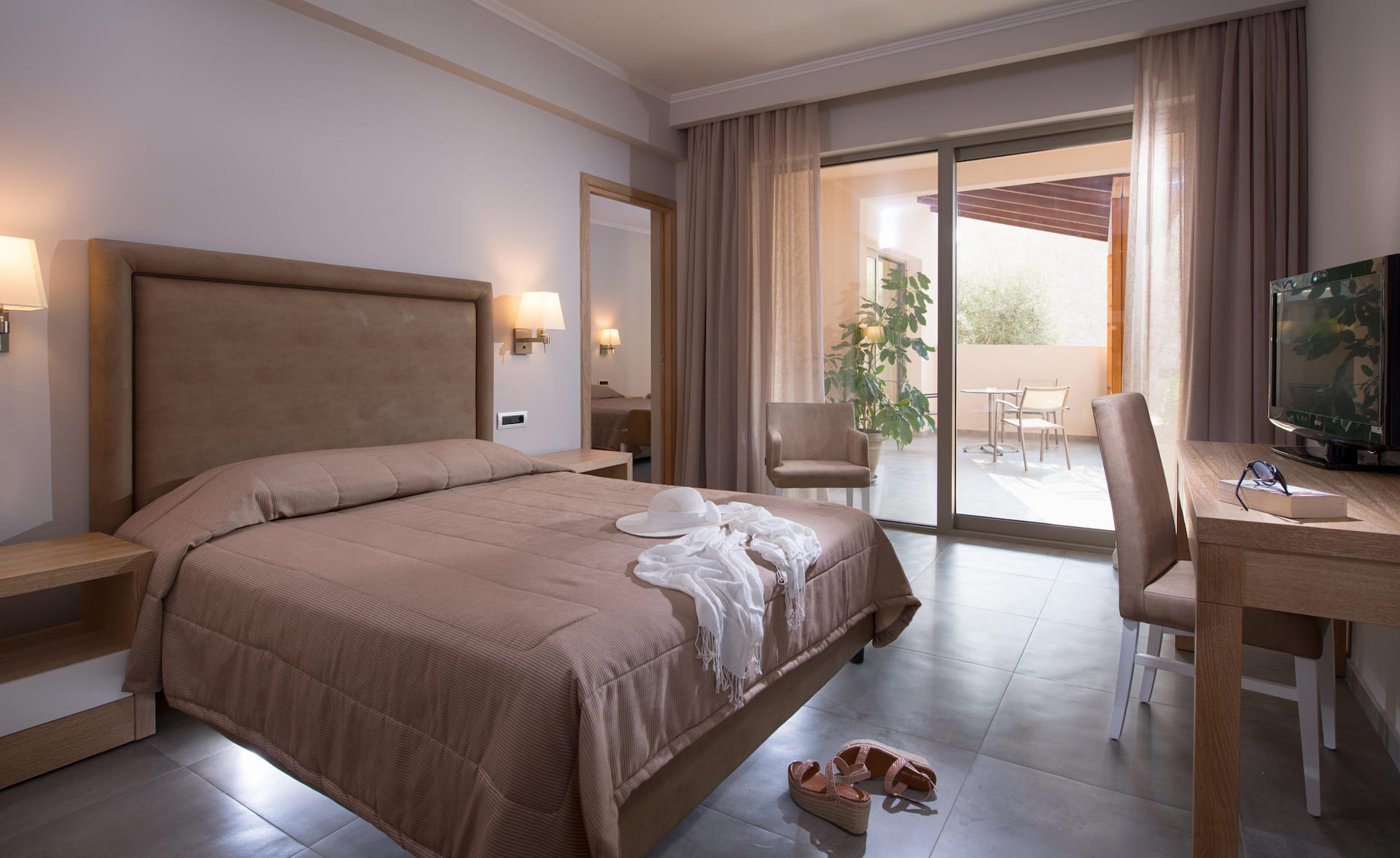 <p>kahden hengen huone / perhehuone, kaksi makuuhuonetta</p>