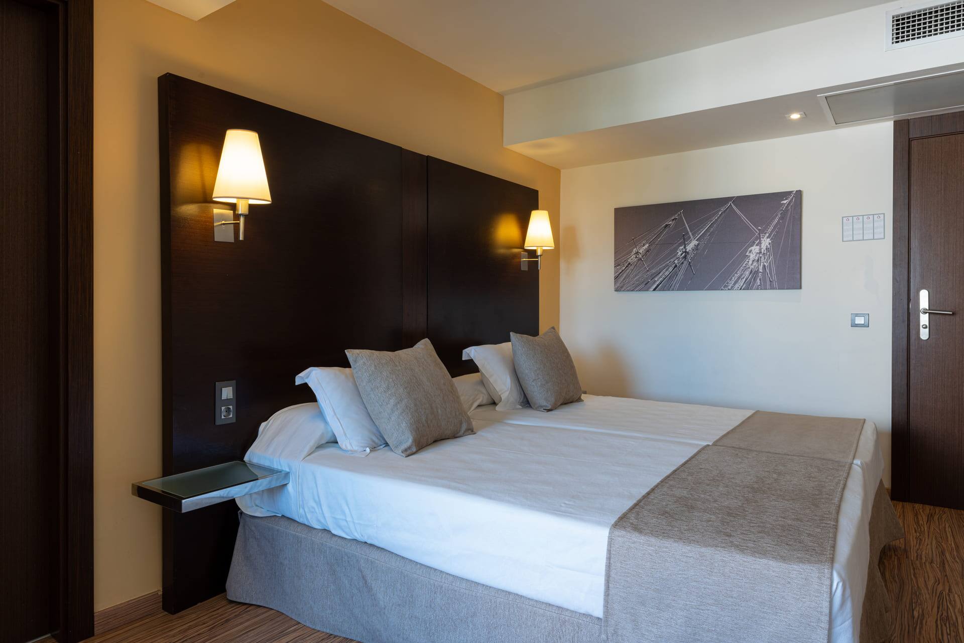 <p>kahden hengen huone</p>