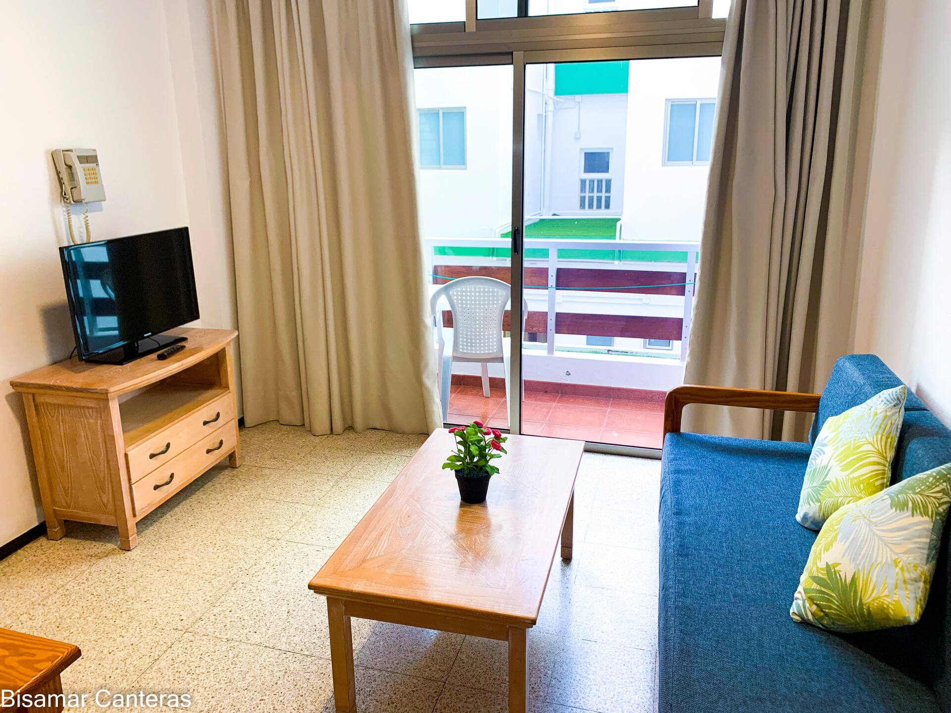 <p>Yksiö sisäpihan puolella</p>