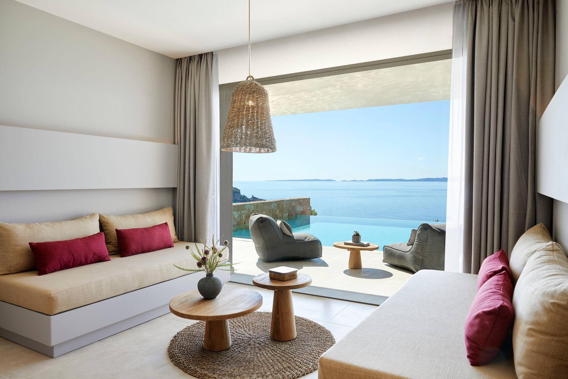 <p>Yhden makuuhuoneen perhesviitti, oma uima-allas</p>