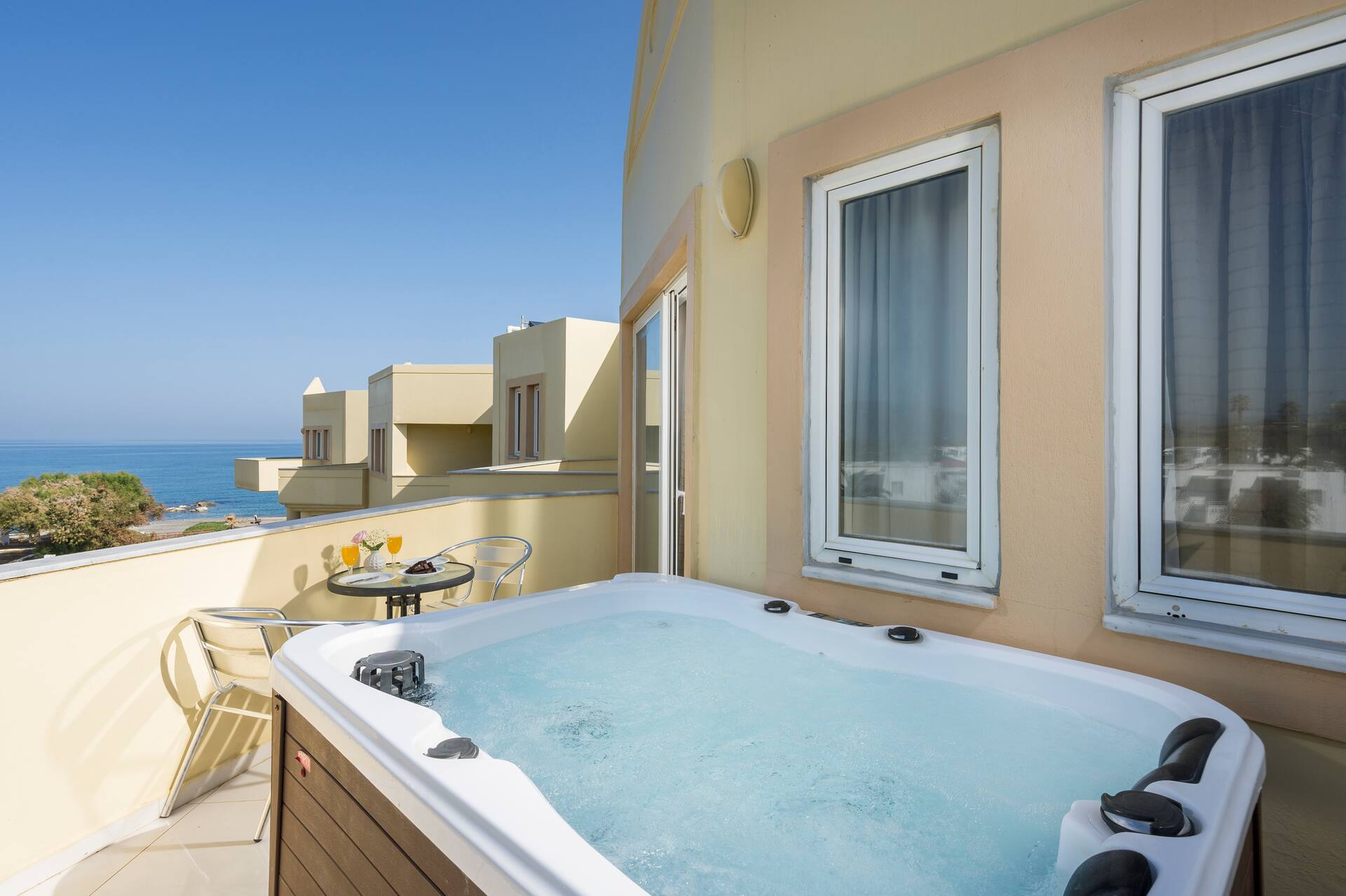 <p>yksiö, parvekkeella poreamme</p>