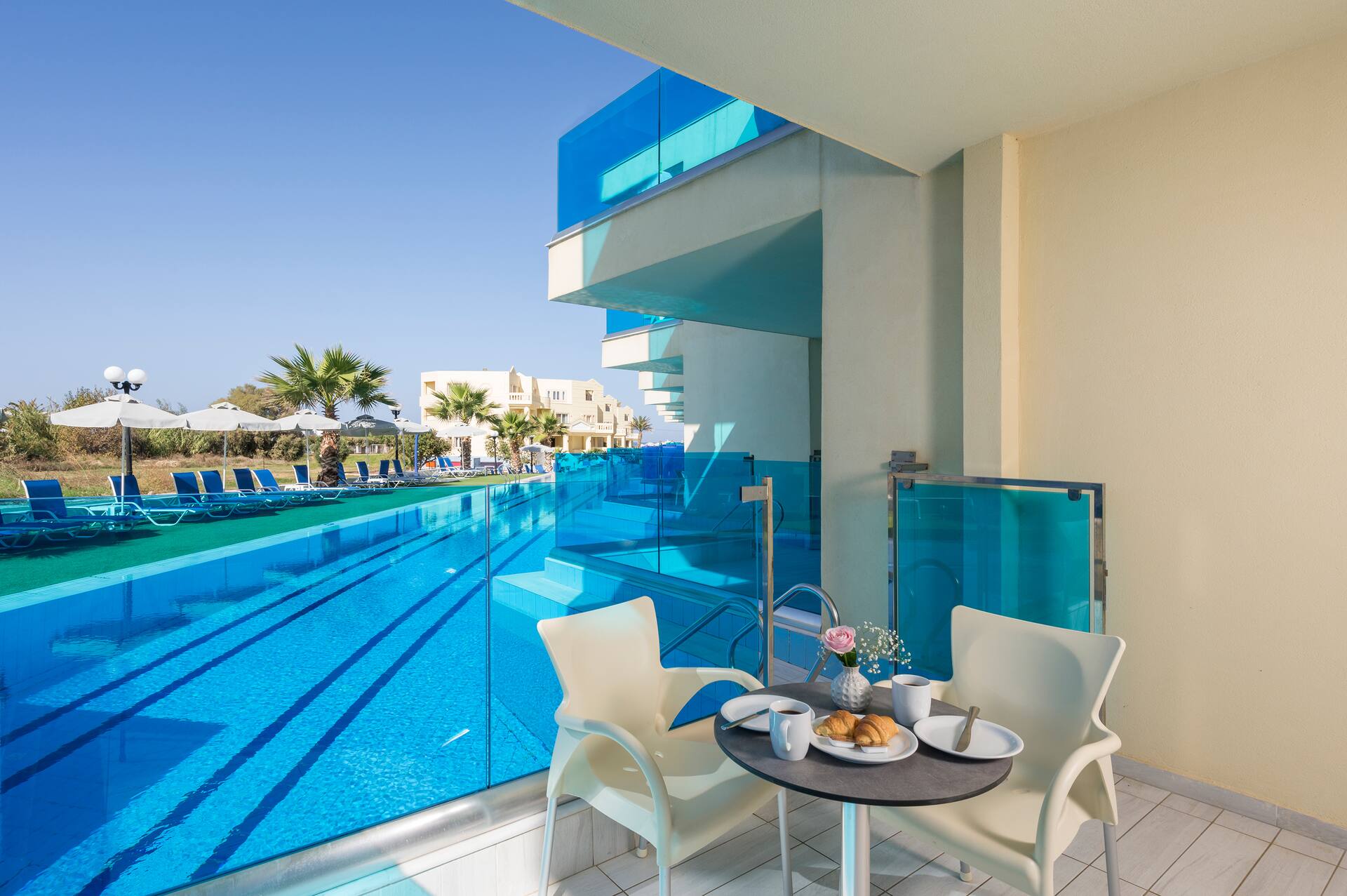 <p>Premium-yksiön/-kaksion terassilta käynti uima-altaaseen</p>