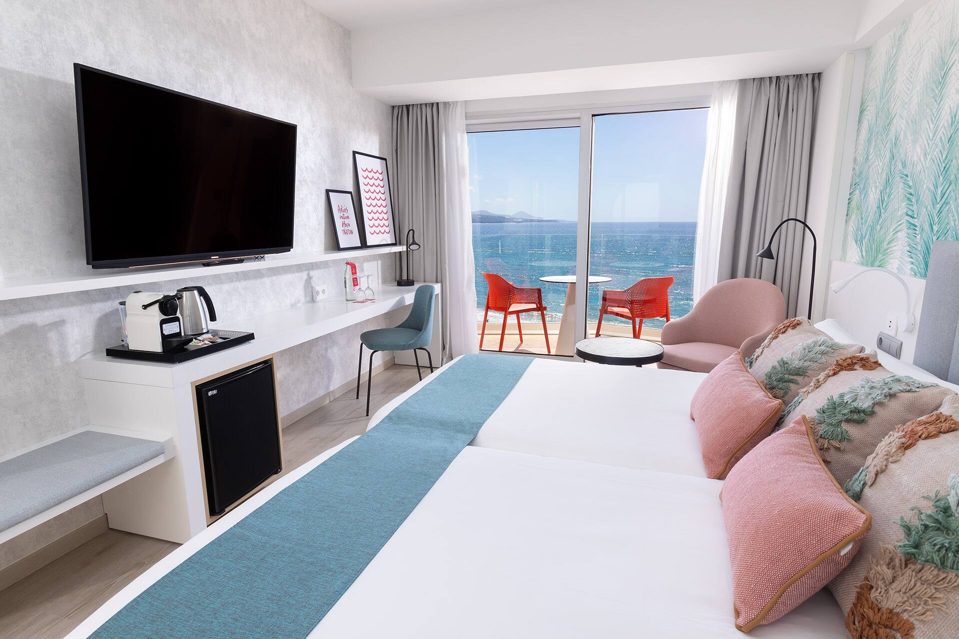 <p>Deluxe-huone, parveke meren puolella</p>