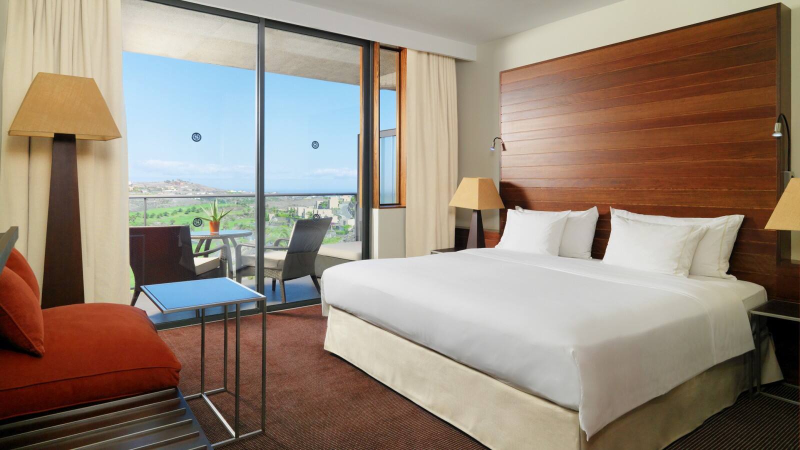 <p>Deluxe-huone, näkymä golfkentälle</p>