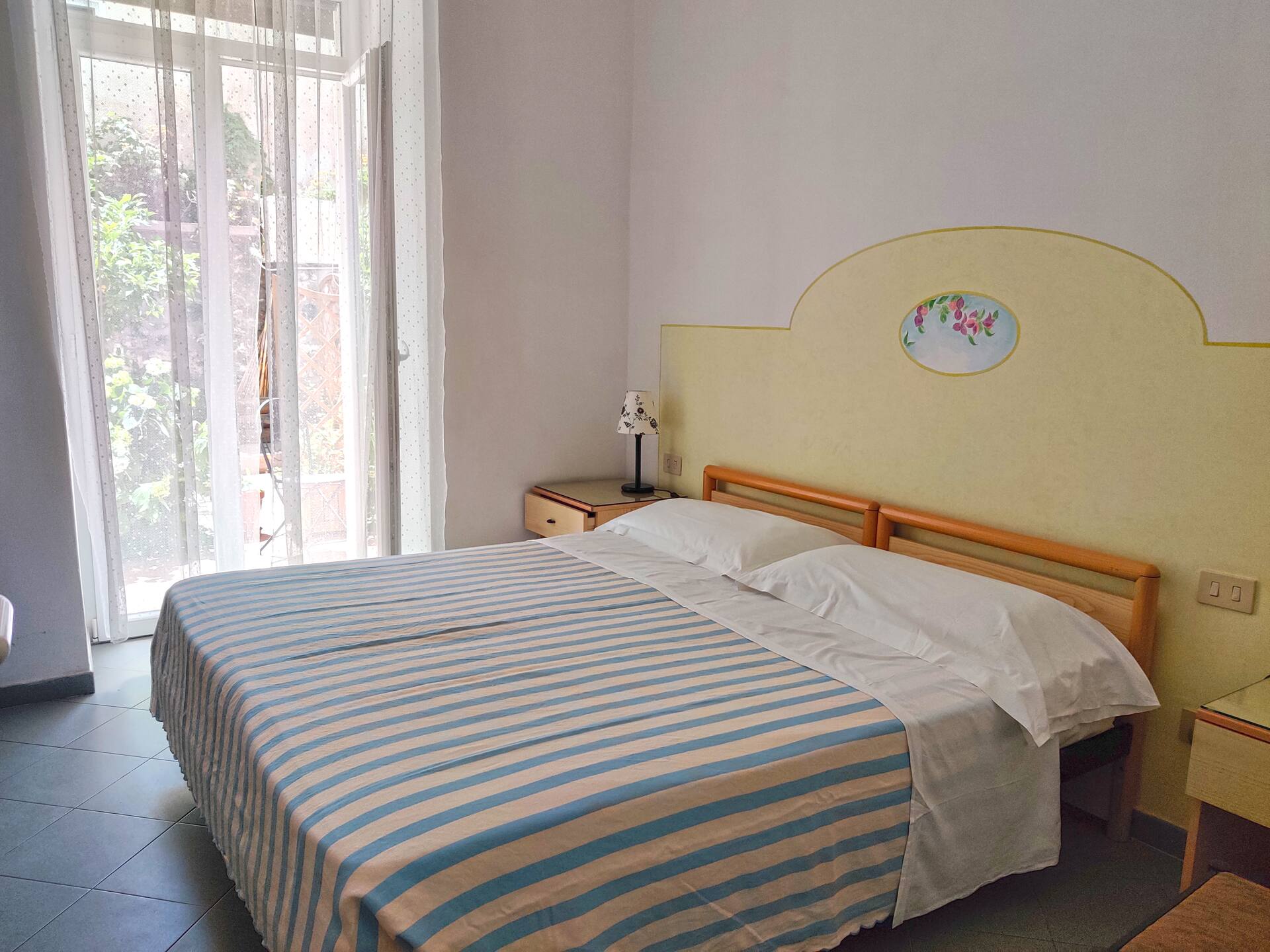 <p>Kahden hengen huone, terassi</p>