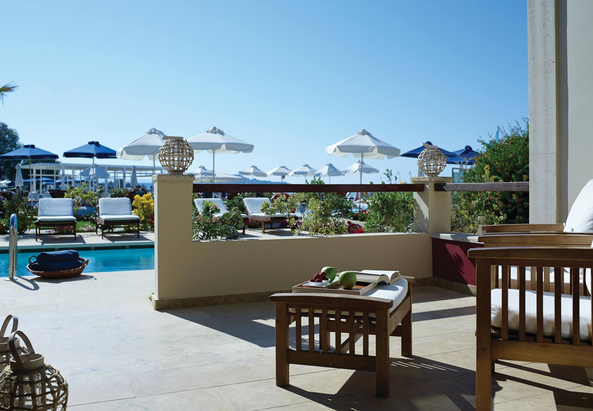 <p>Superior Lagoon -huone, terassilta käynti uima-altaaseen</p>