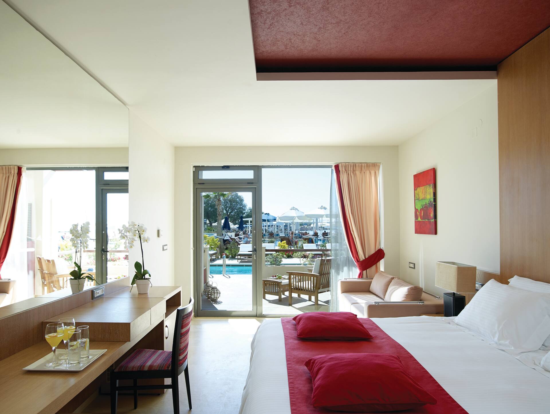 <p>Superior Lagoon -huone, terassilta käynti uima-altaaseen</p>