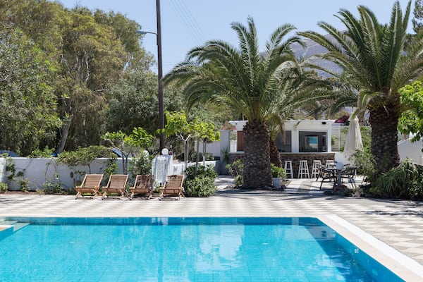 Inoe Boutique, Kamari