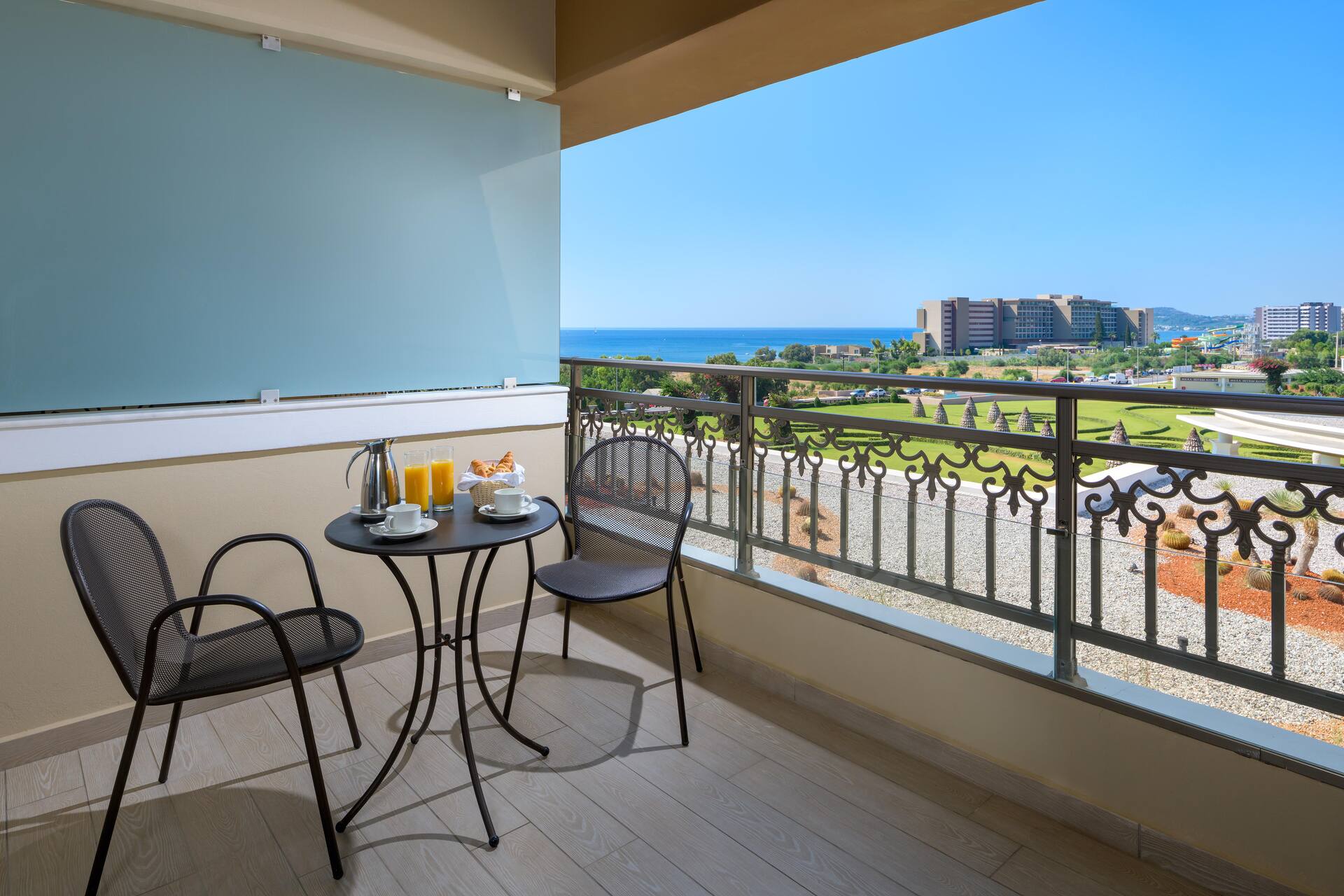 <p>Perhesviitti, parveke ja osittainen merinäköala</p>