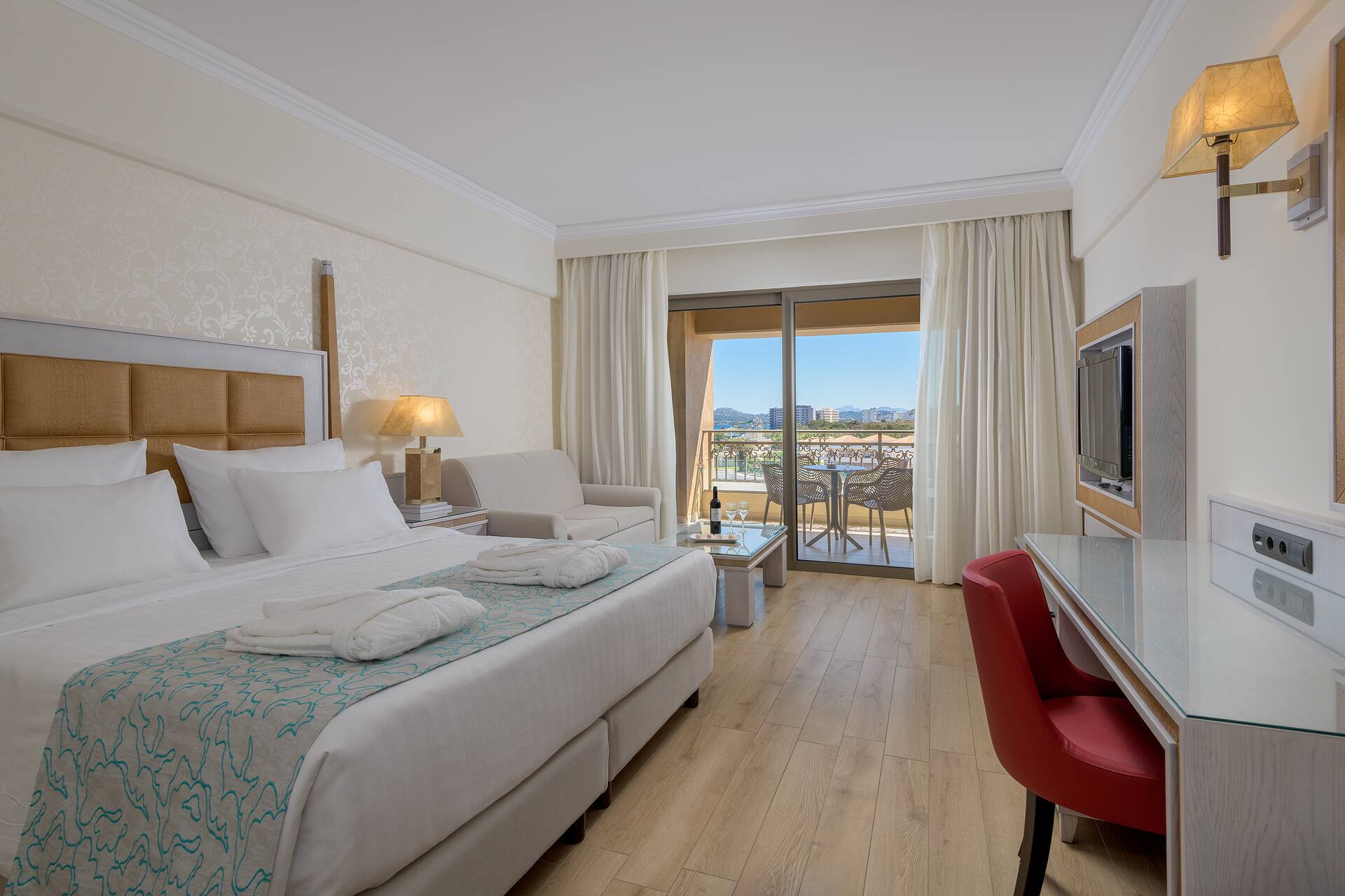 <p>Perhesviitti, parveke ja osittainen merinäköala</p>