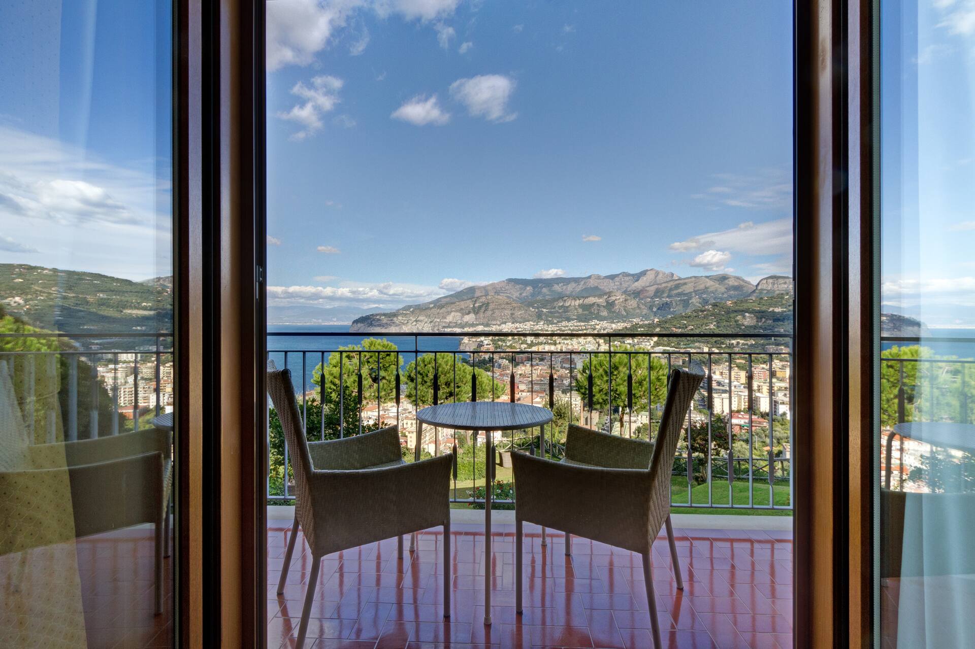 <p>Superior-huone, osittainen merinäköala</p>