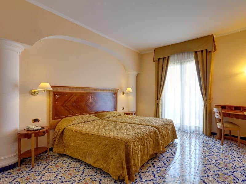 <p>Superior-huone, osittainen merinäköala</p>