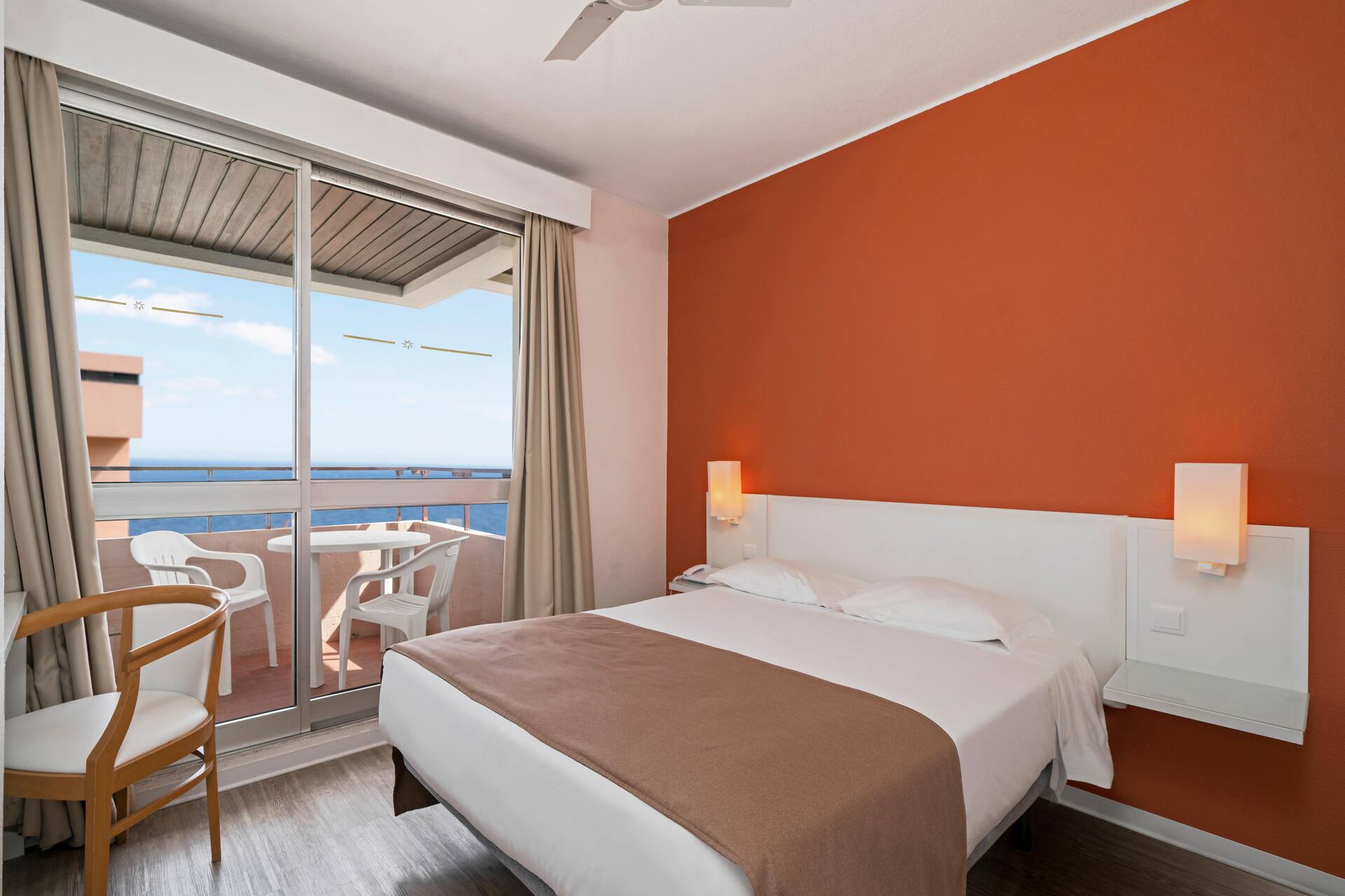 <p>kahden hengen huone, parveke, osittainen merinäköala</p>