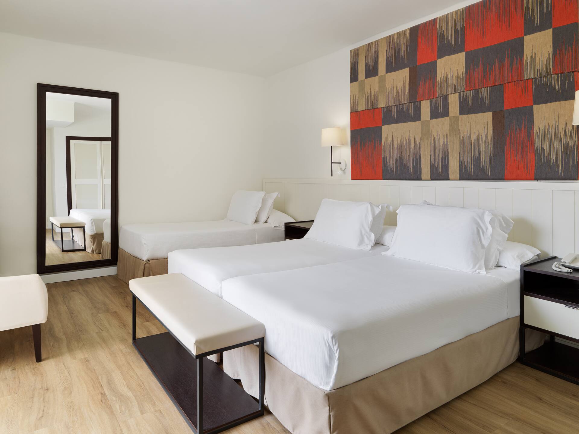 <p>Kolmen hengen Basic -huone</p>