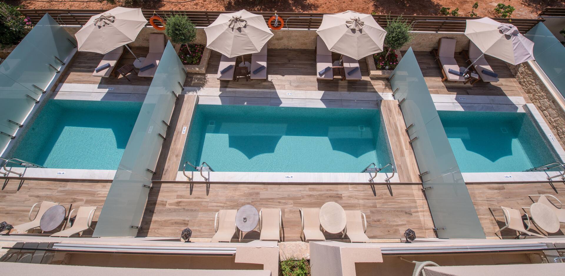 <p>kahden hengen huone, oma uima-allas</p>