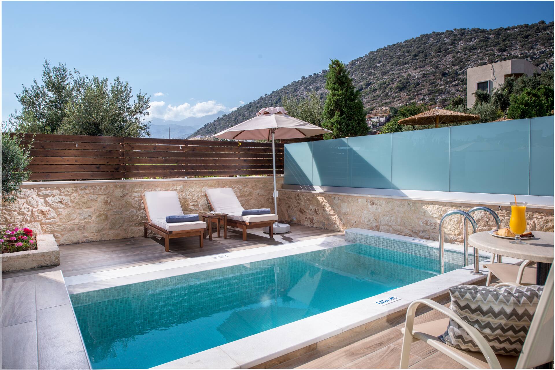 <p>kahden hengen huone, oma uima-allas</p>