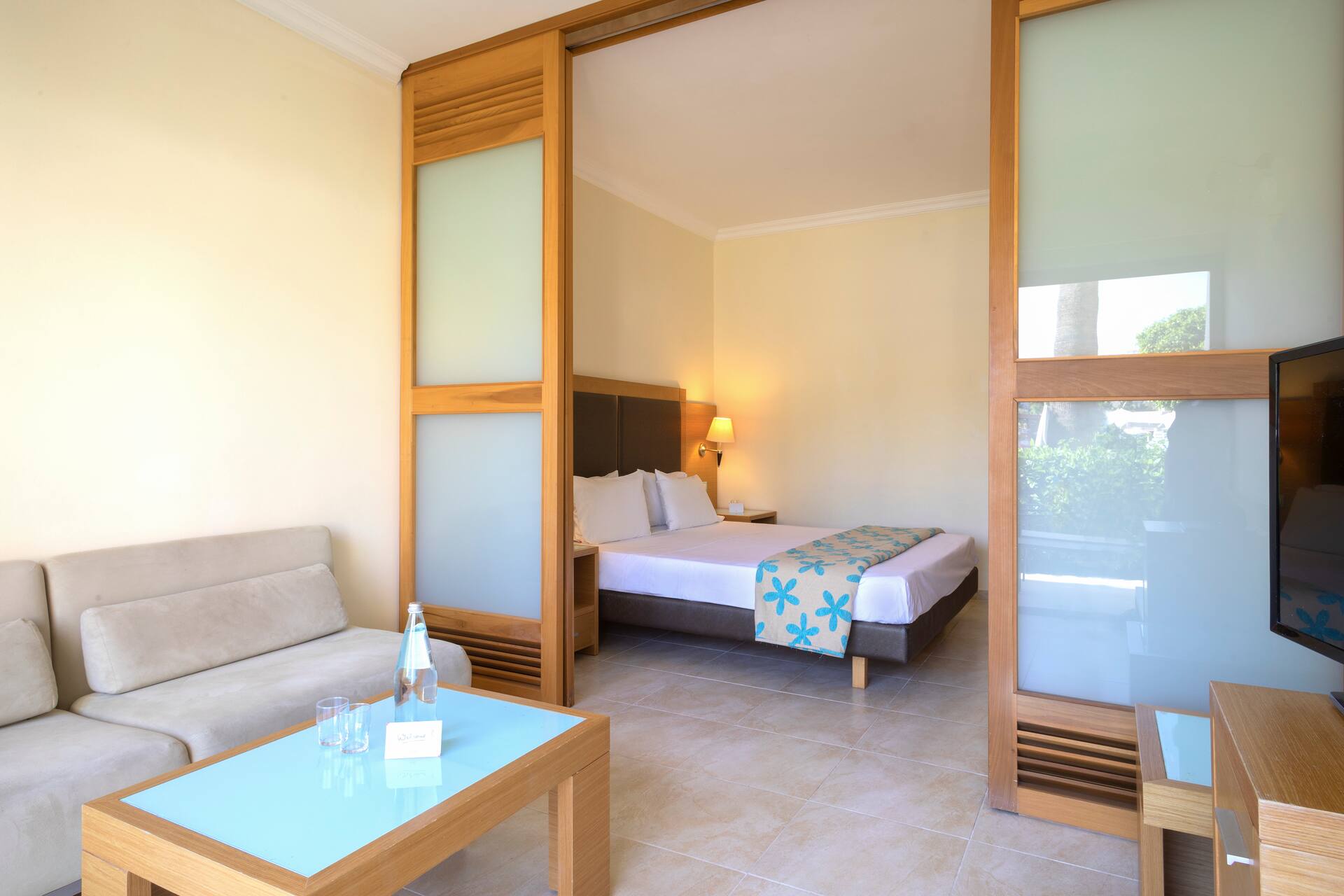 <p>Perhehuone, allas- tai puutarhanäköala</p>