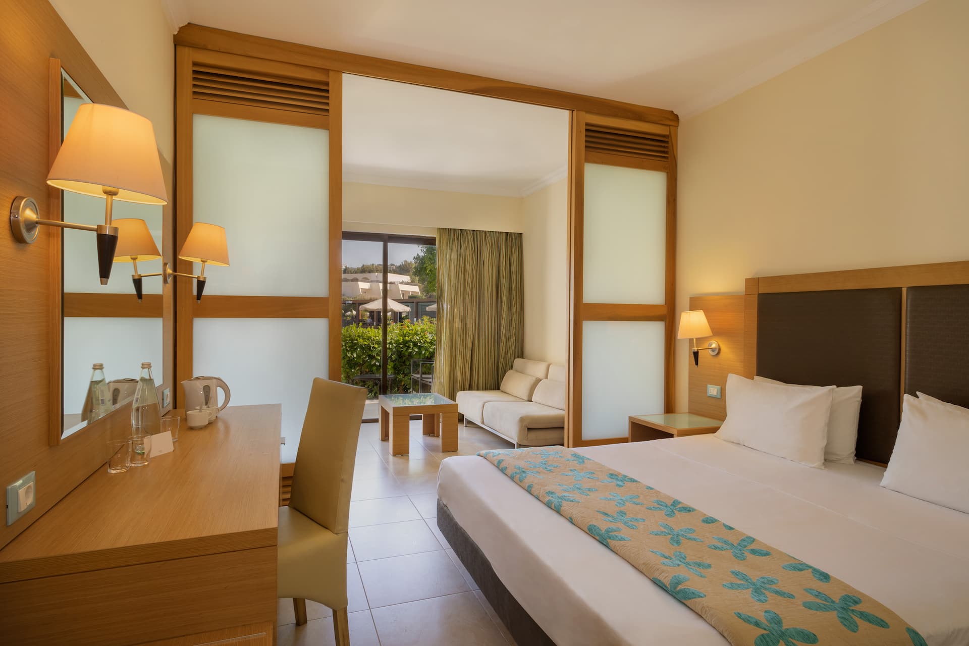 <p>Perhehuone, allas- tai puutarhanäköala</p>