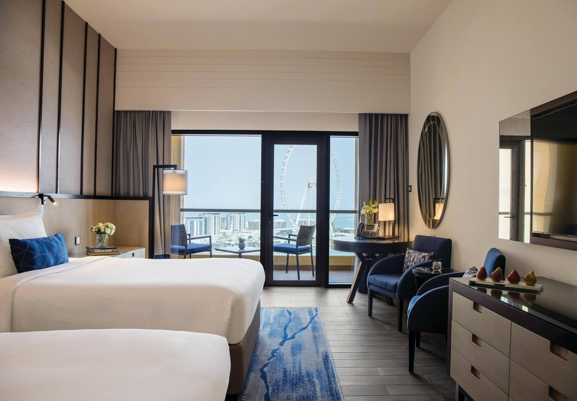 <p>Seafront View -huone, parveke ja merinäköala</p>