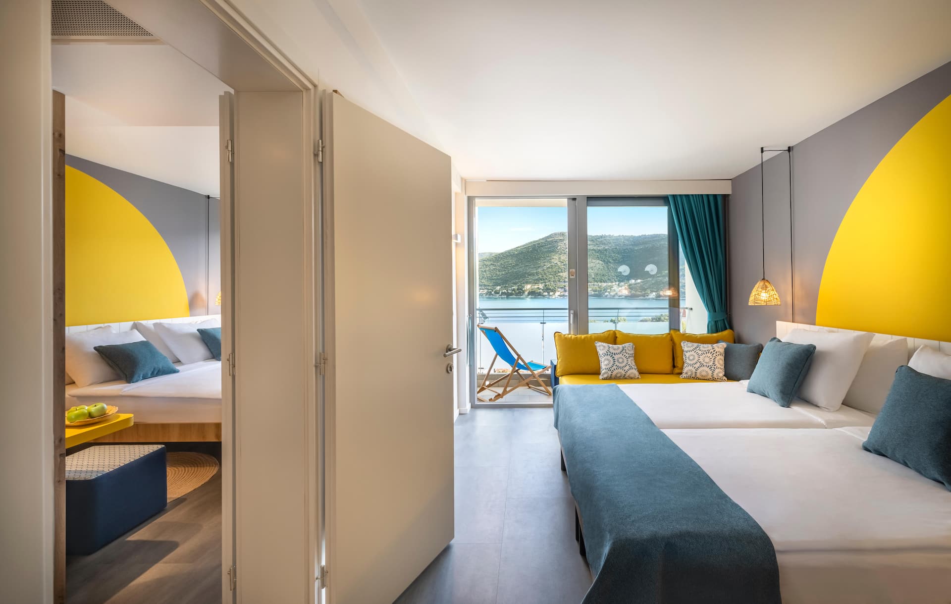 <p>väliovellinen Superior-huonepari meren puolella</p>