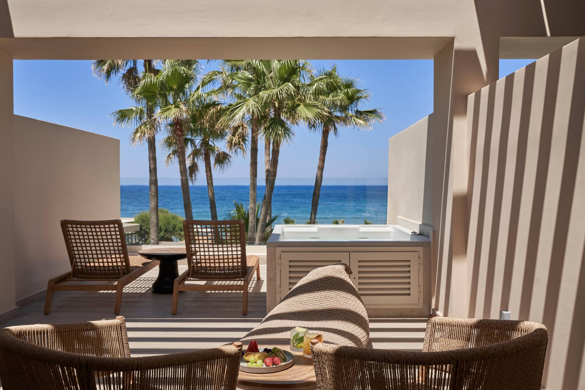 <p>Superior Lagoon -huone, merinäköala, parvekkeella poreamme</p>