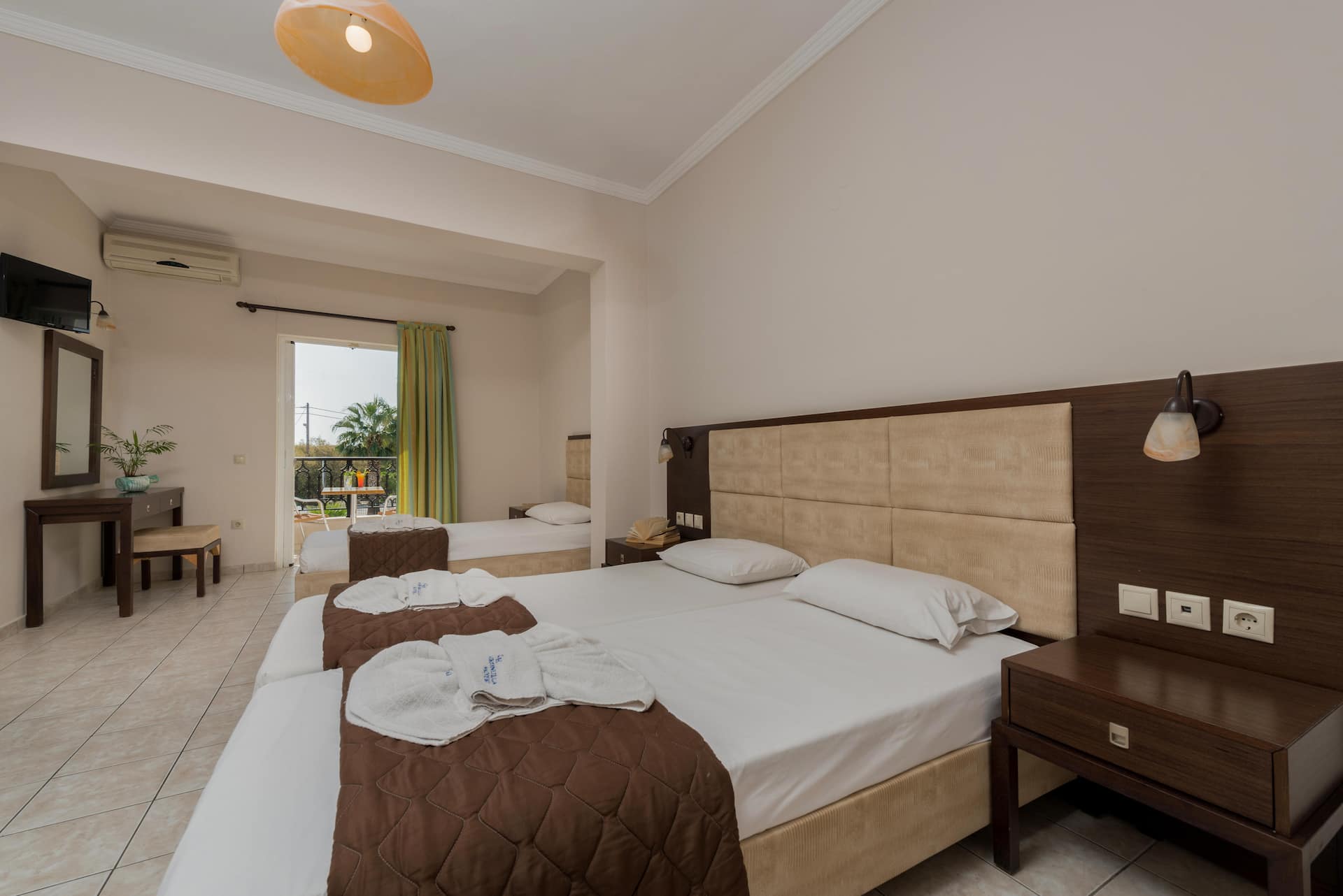 <p>kolmen hengen huone</p>