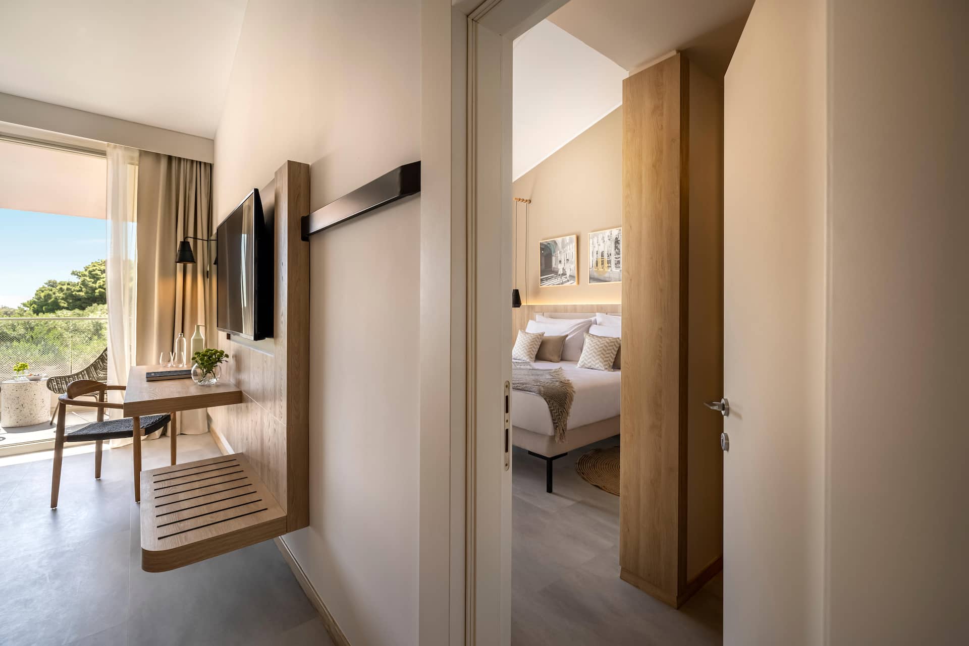 <p>Superior-huone väliovella</p>