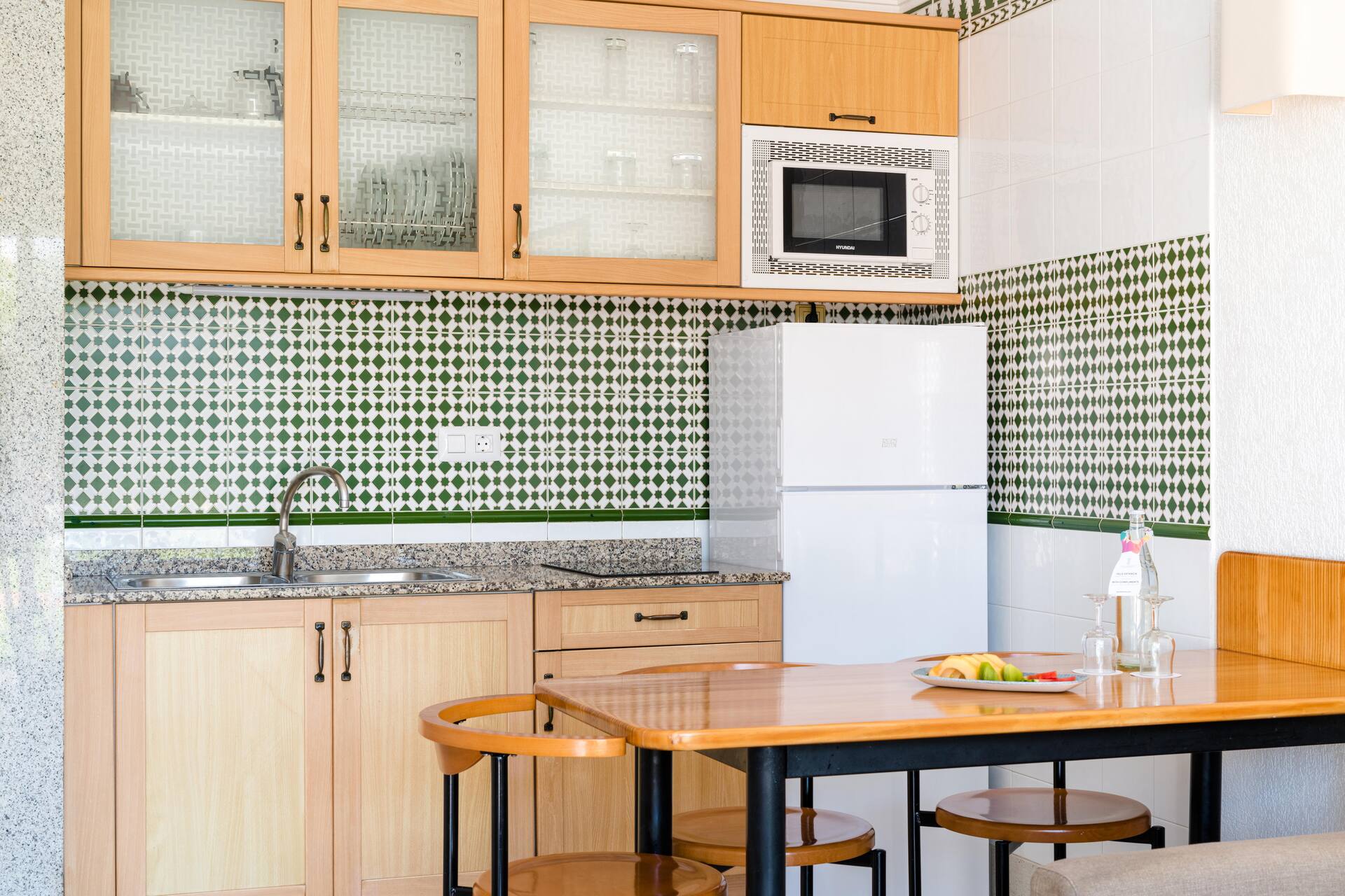 <p>Kaksio ylimmässä kerroksessa</p>