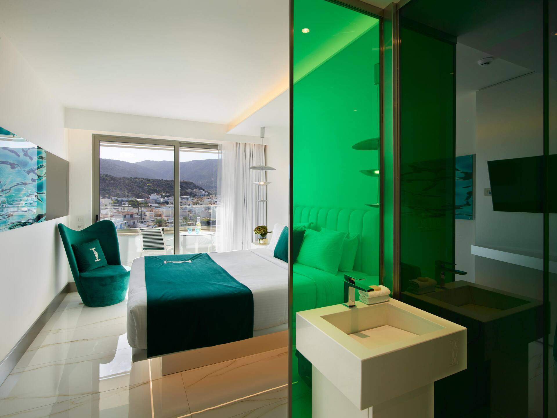 <p>Silver-huone, osittainen merinäköala</p>