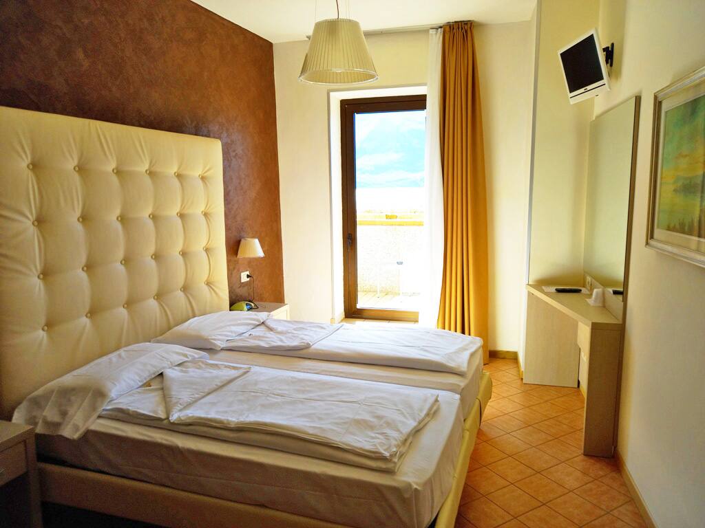 <p>kahden hengen huone, terassi</p>