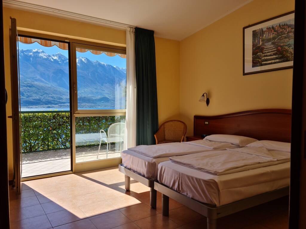 <p>kahden hengen huone, parveke, järvinäköala</p>