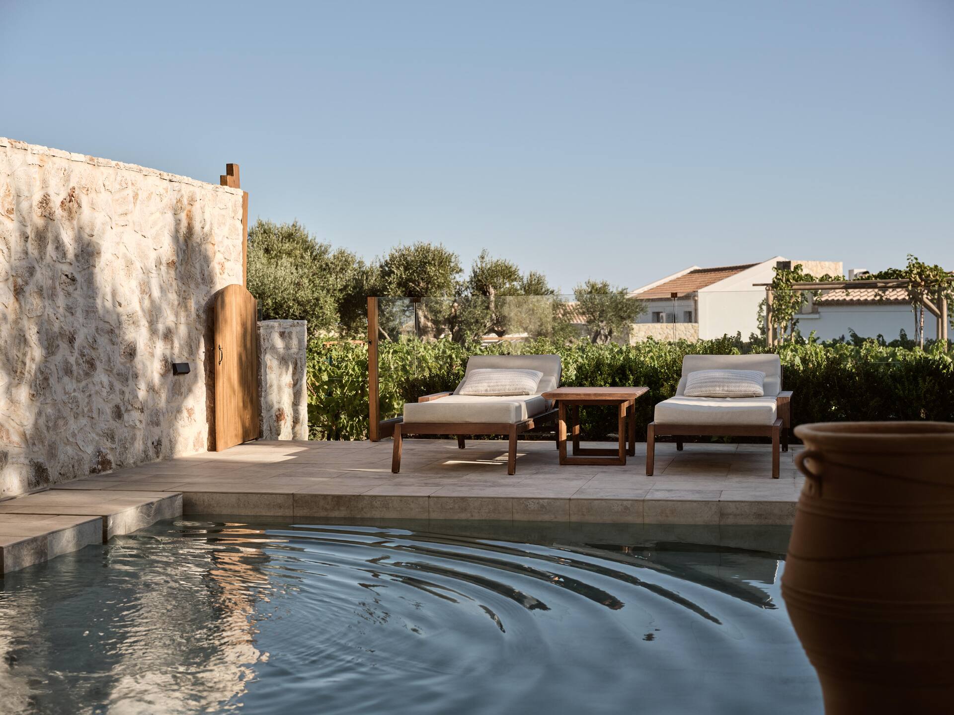 <p>Signature-sviitti, oma uima-allas</p>