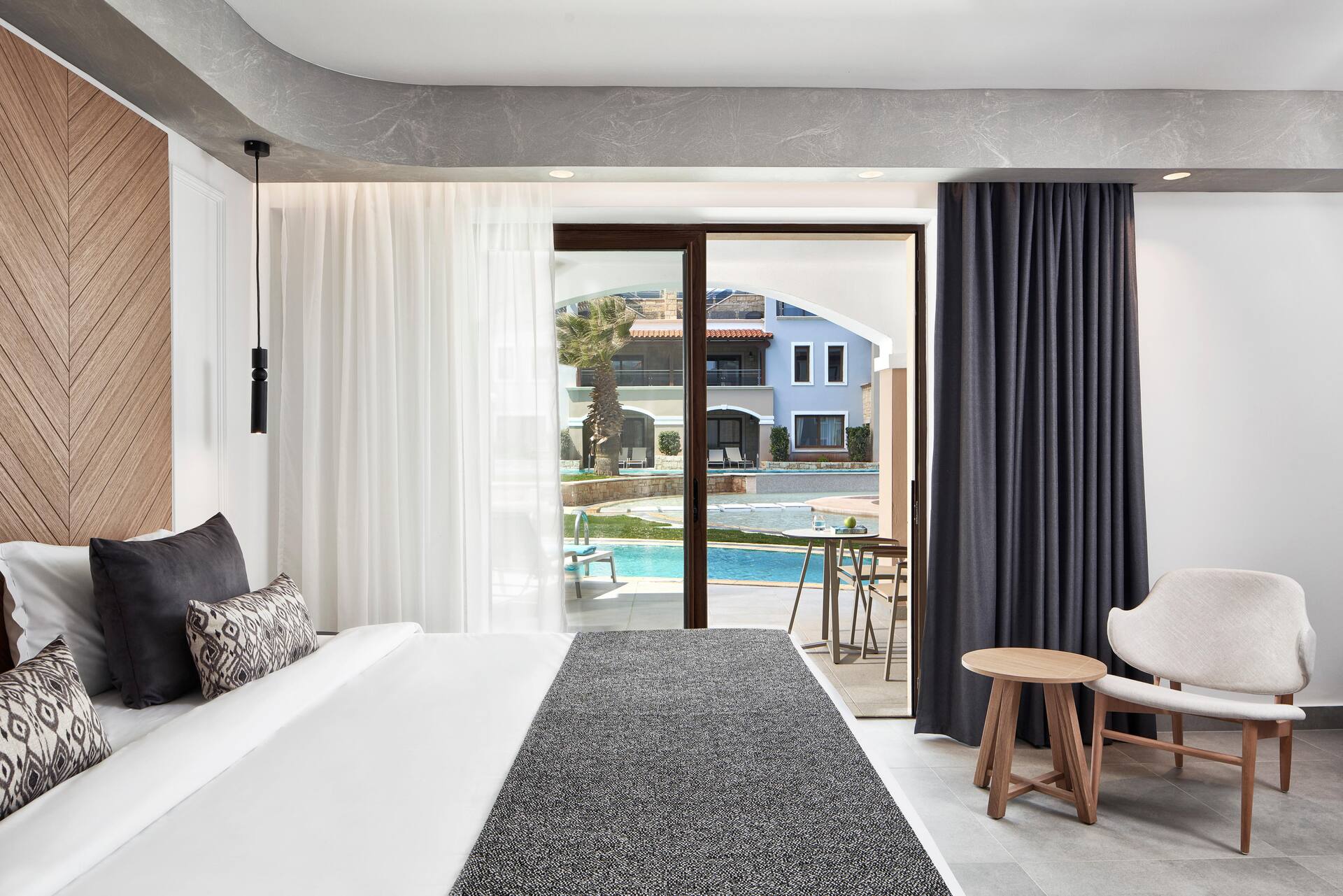 <p>Kahden hengen huone, terassilta käynti uima-altaaseen</p>