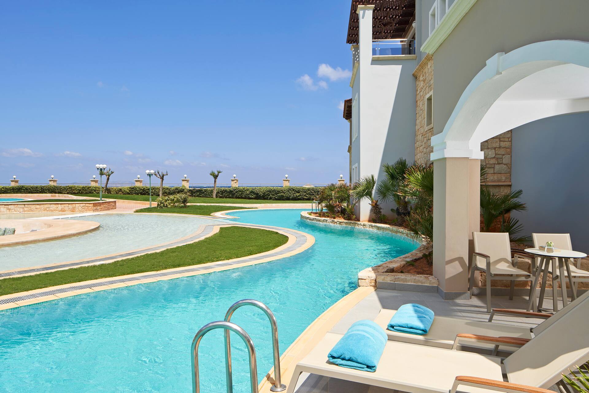 <p>Kahden hengen huone, terassilta käynti uima-altaaseen</p>