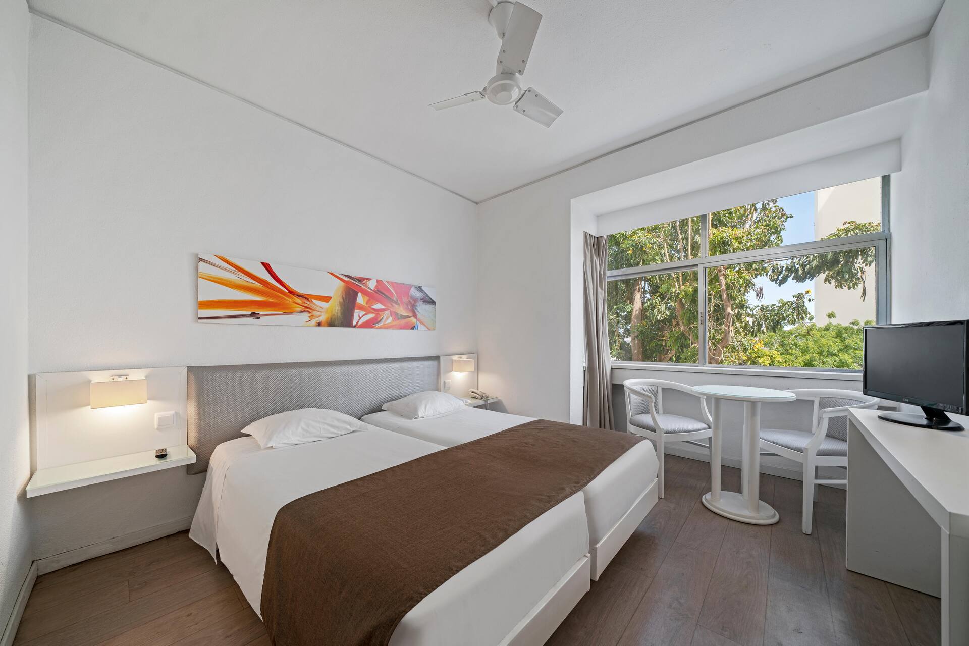 <p>kahden hengen huone</p>