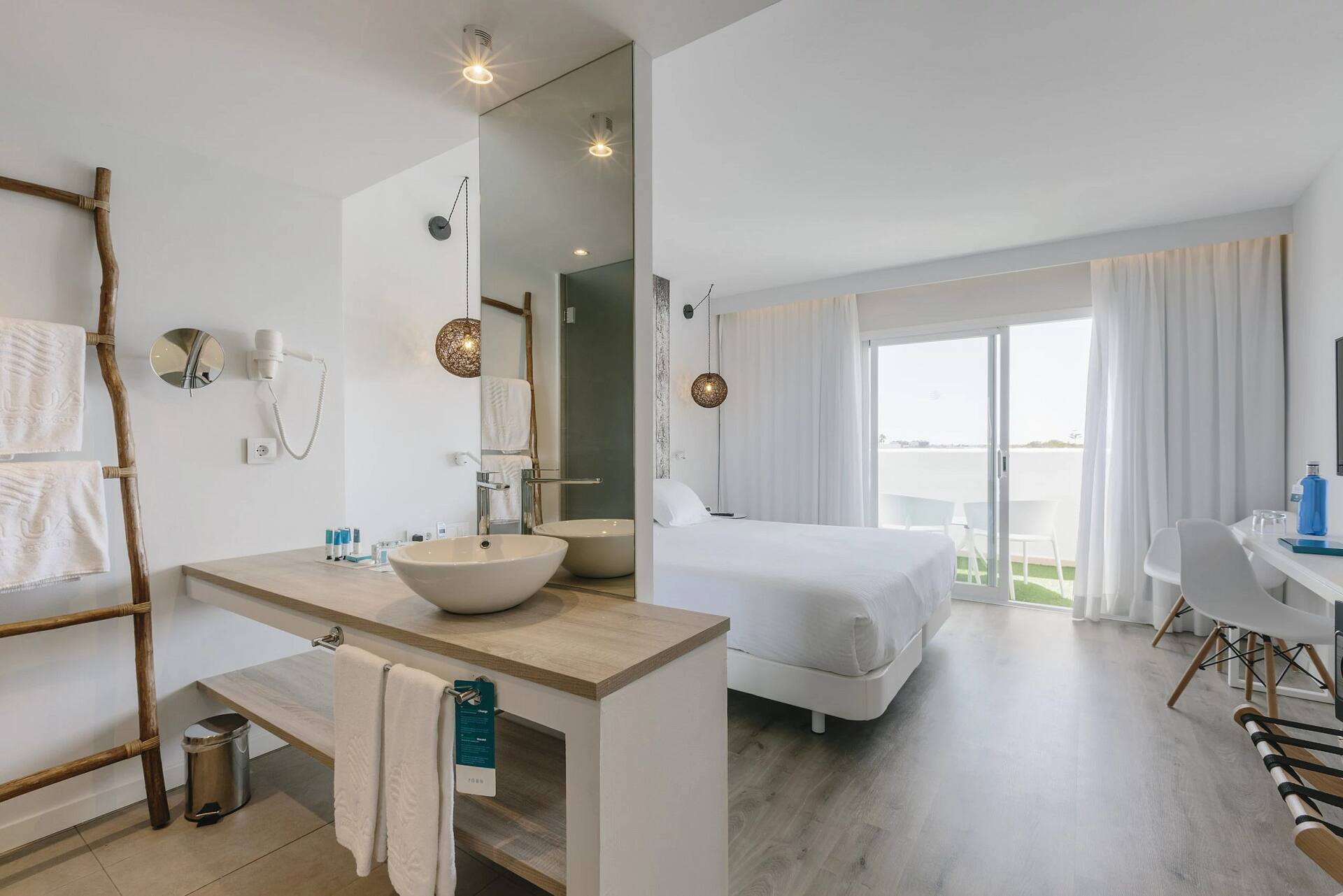 <p>Superior-huone</p>