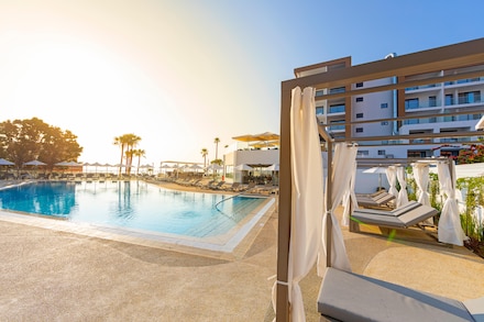 Leonardo Crystal Cove Hotel & Spa by the Sea