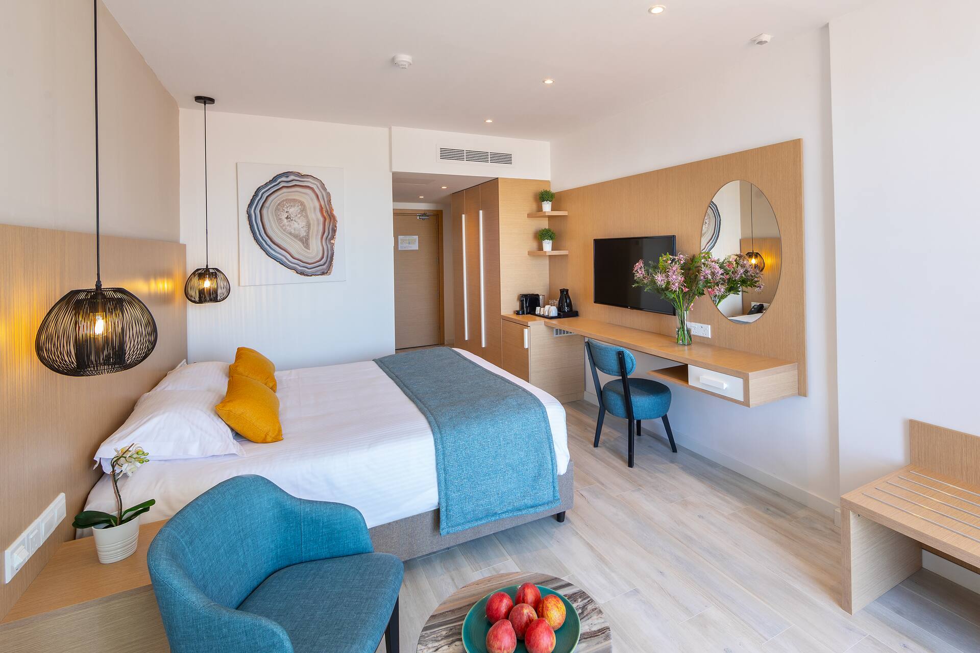 <p>Kahden hengen huone, osittainen merinäköala</p>