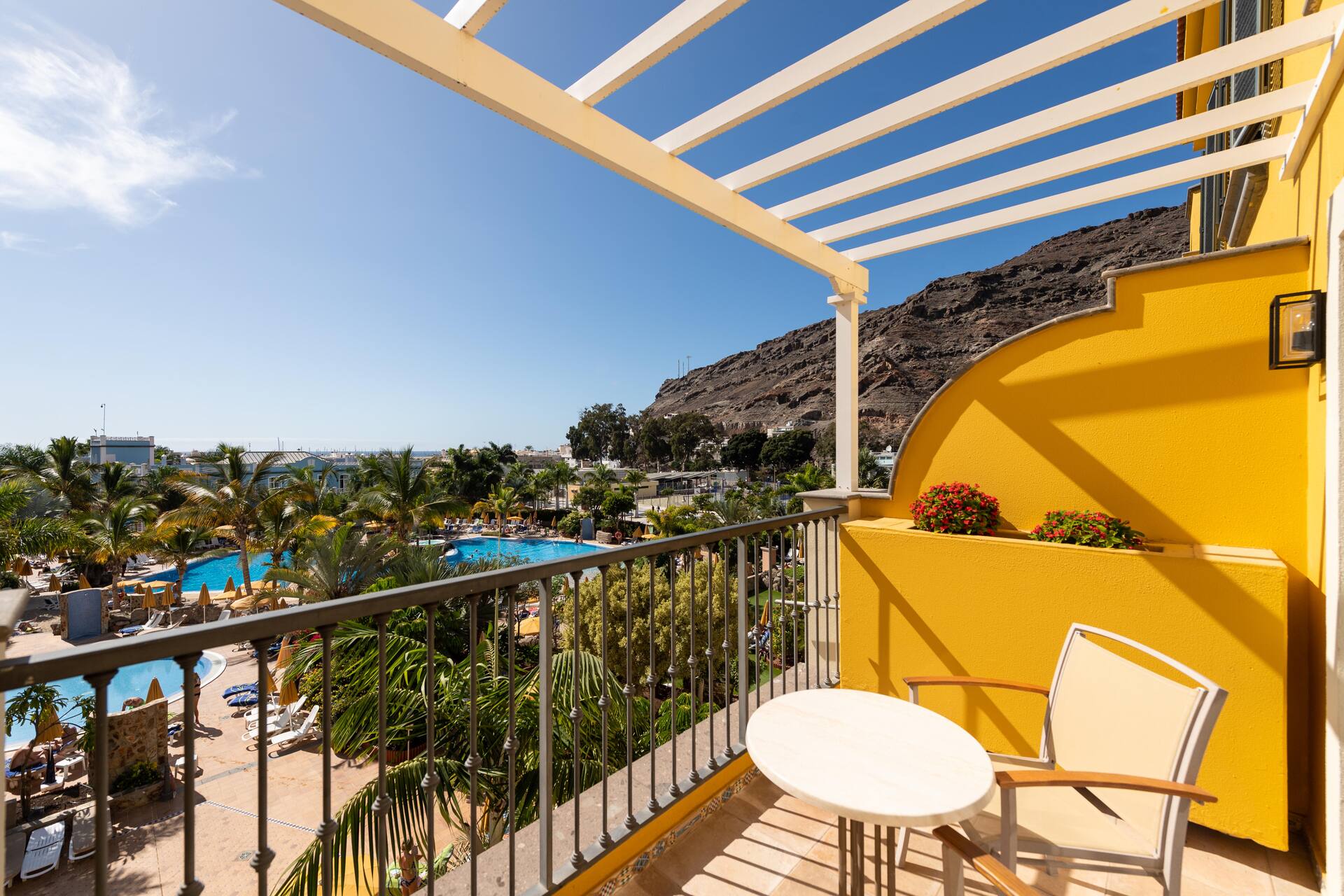 <p>Kahden hengen huone, uima-allasnäkymä</p>