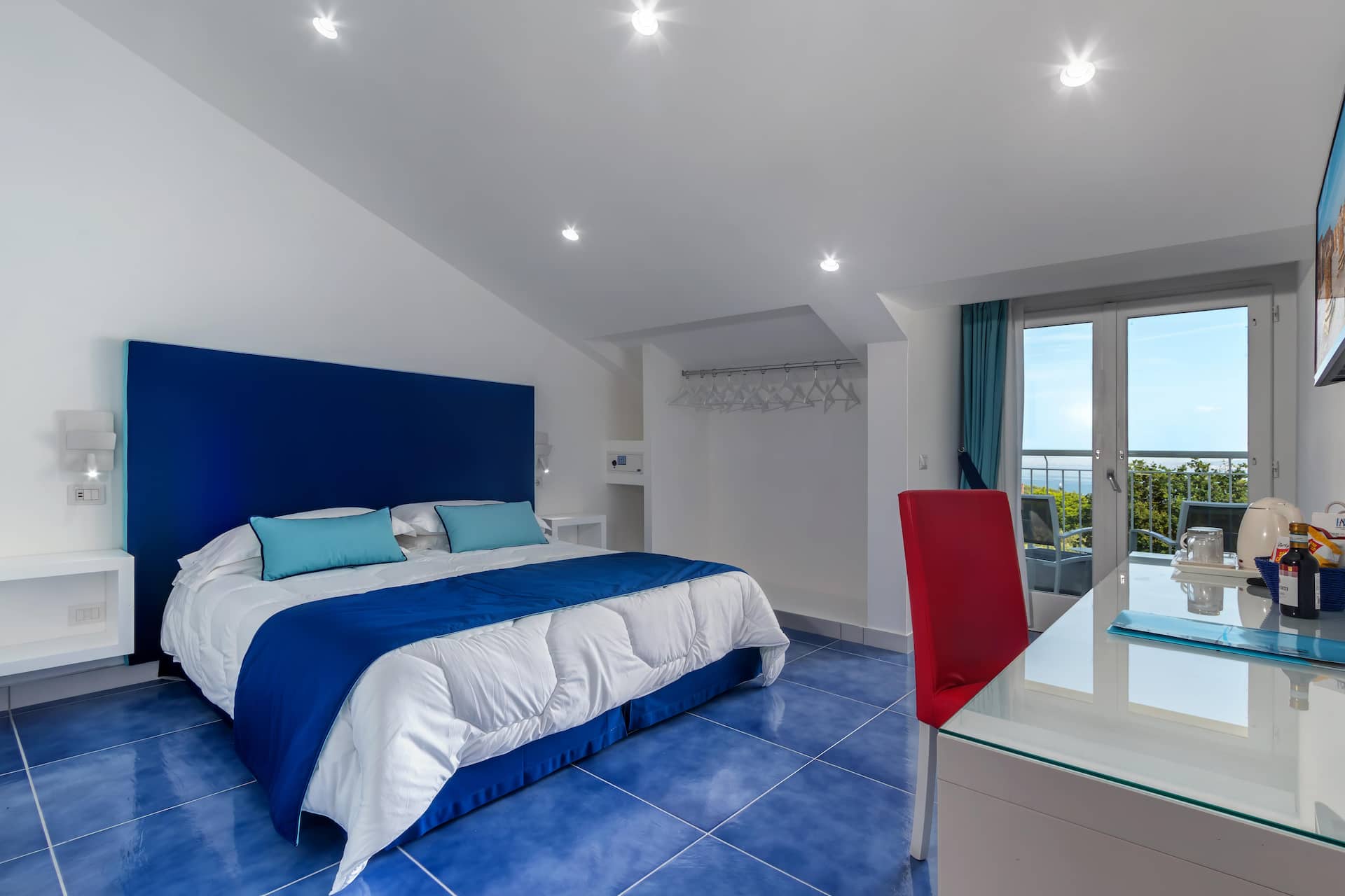 <p>Superior-huone, meren puolella</p>