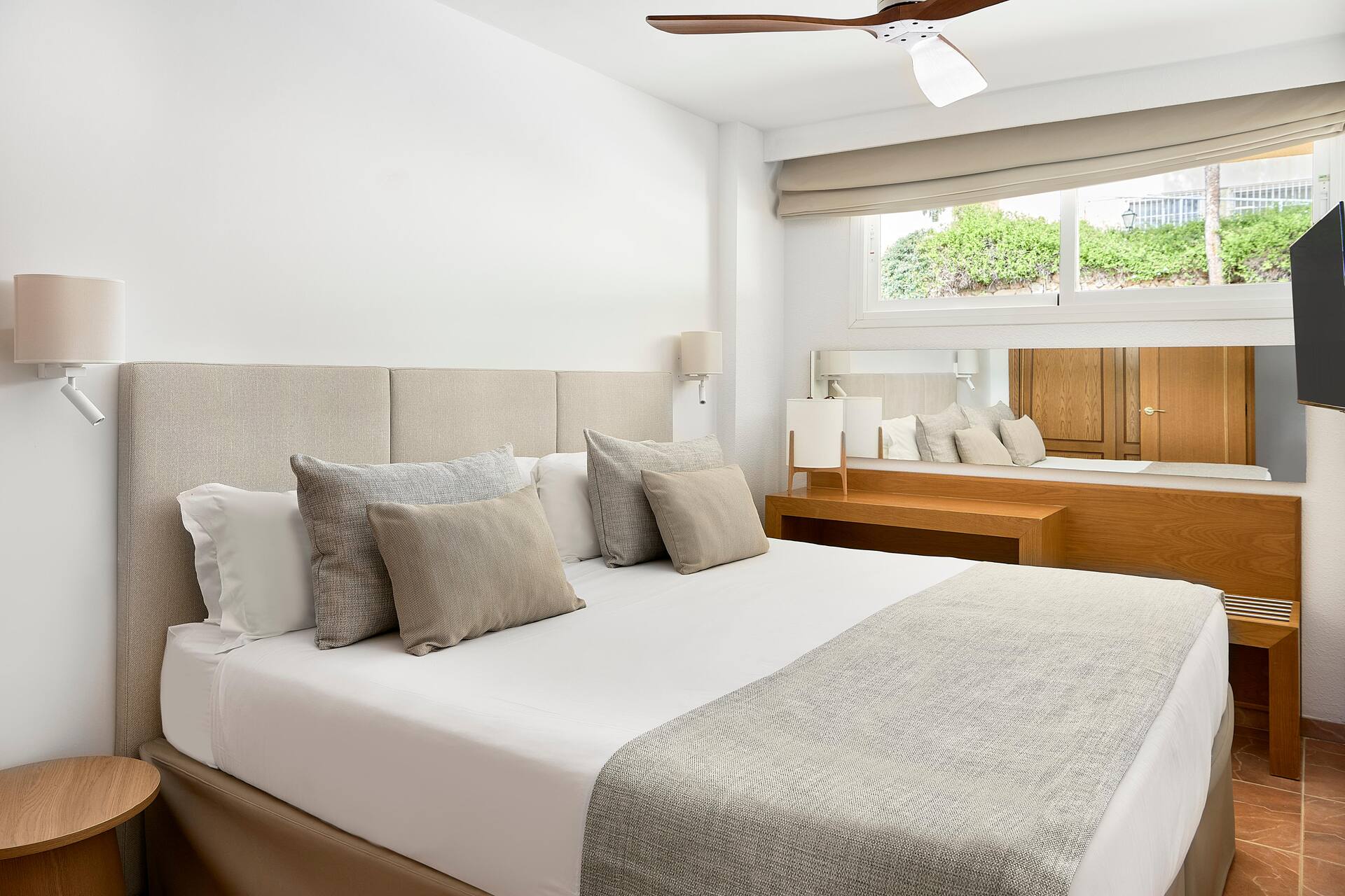 <p>Sviitti, parveke ja merinäköala</p>