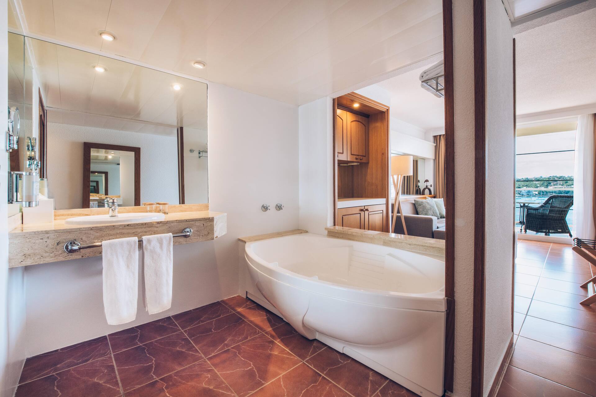 <p>Star Prestige -sviitti, parveke ja merinäköala</p>