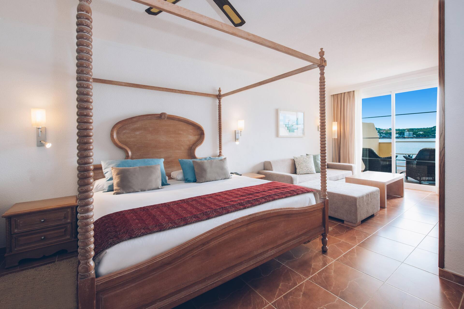 <p>Superior-juniorsviitti, parveke ja merinäköala</p>