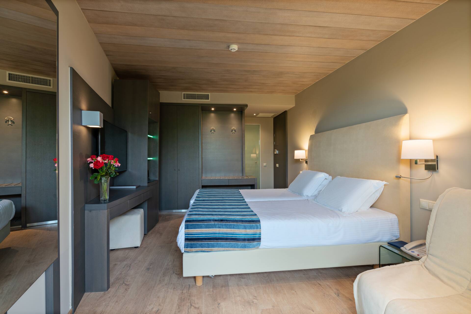 <p>kahden hengen huone, osittainen merinäköala</p>