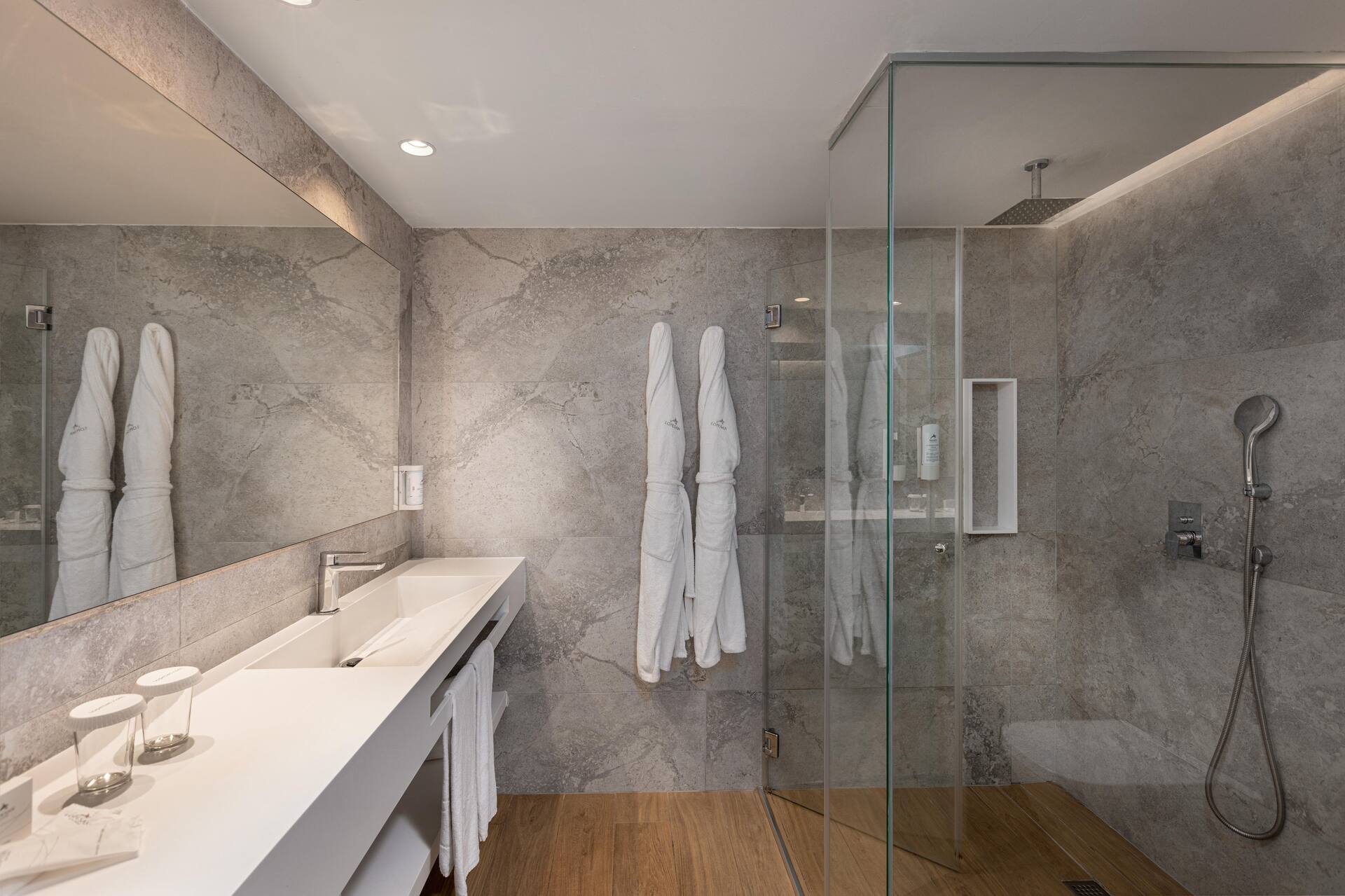 <p>Adults Only -juniorsviitti</p>