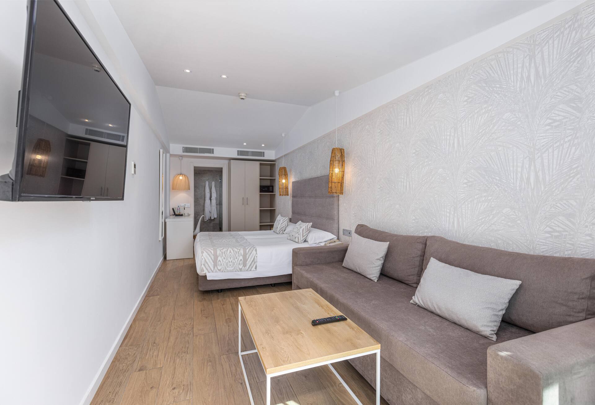 <p>Adults Only -juniorsviitti</p>