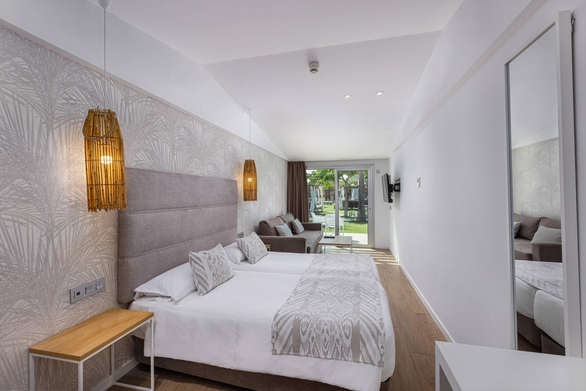 <p>Adults Only -juniorsviitti</p>