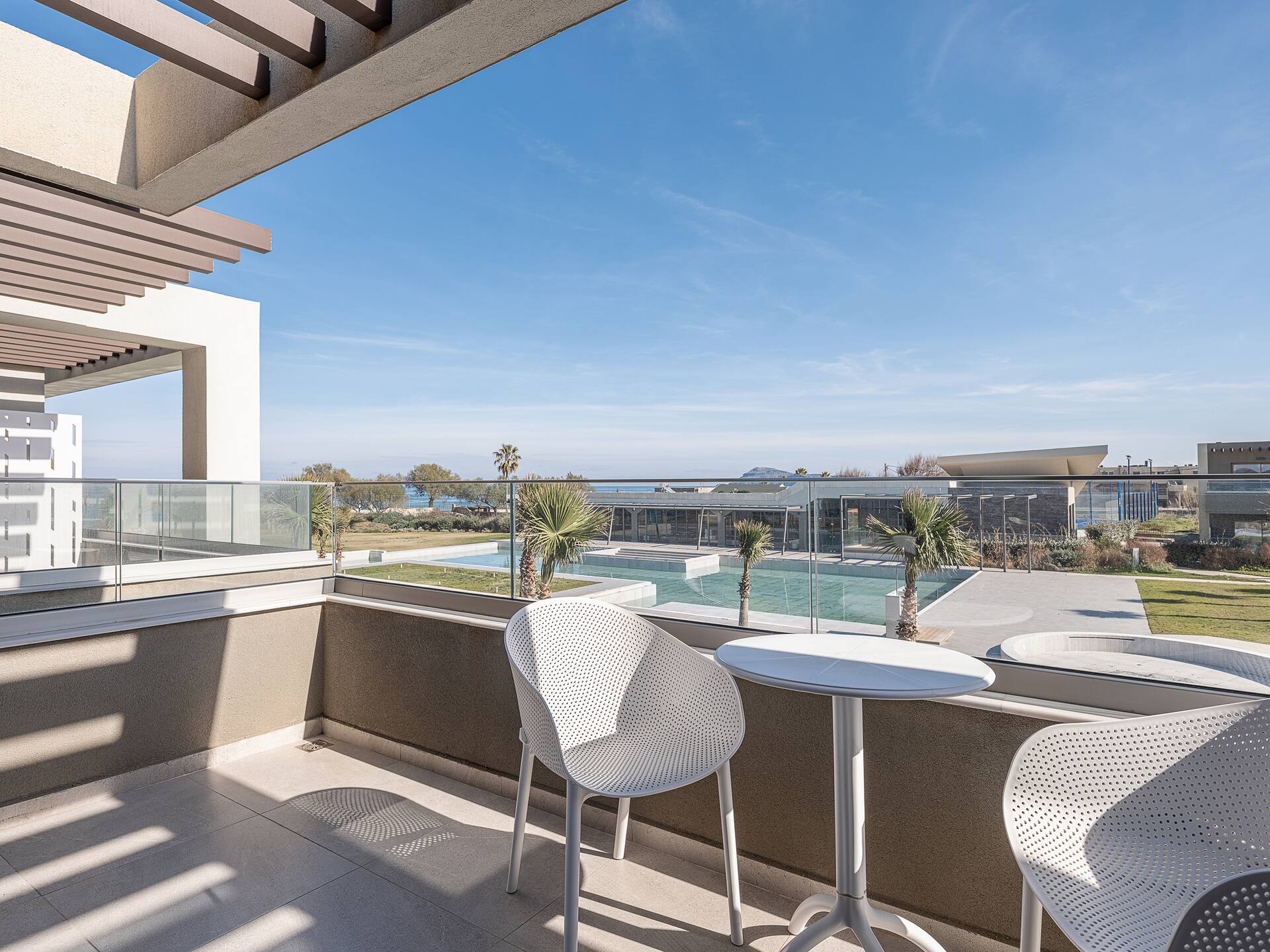 <p>Superior-huone, uima-allasnäköala</p>