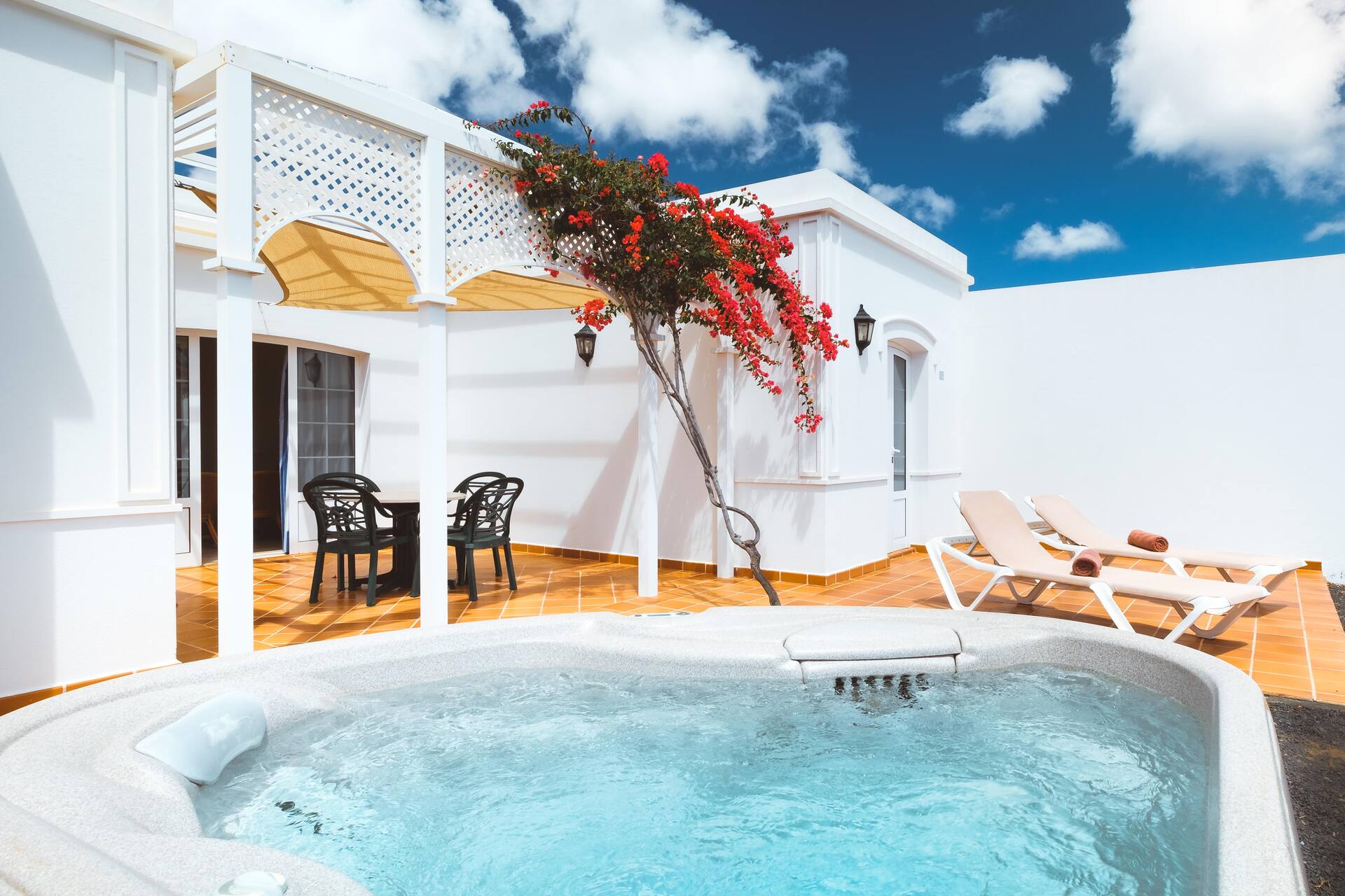 <p>kaksio, poreamme, terassi</p>