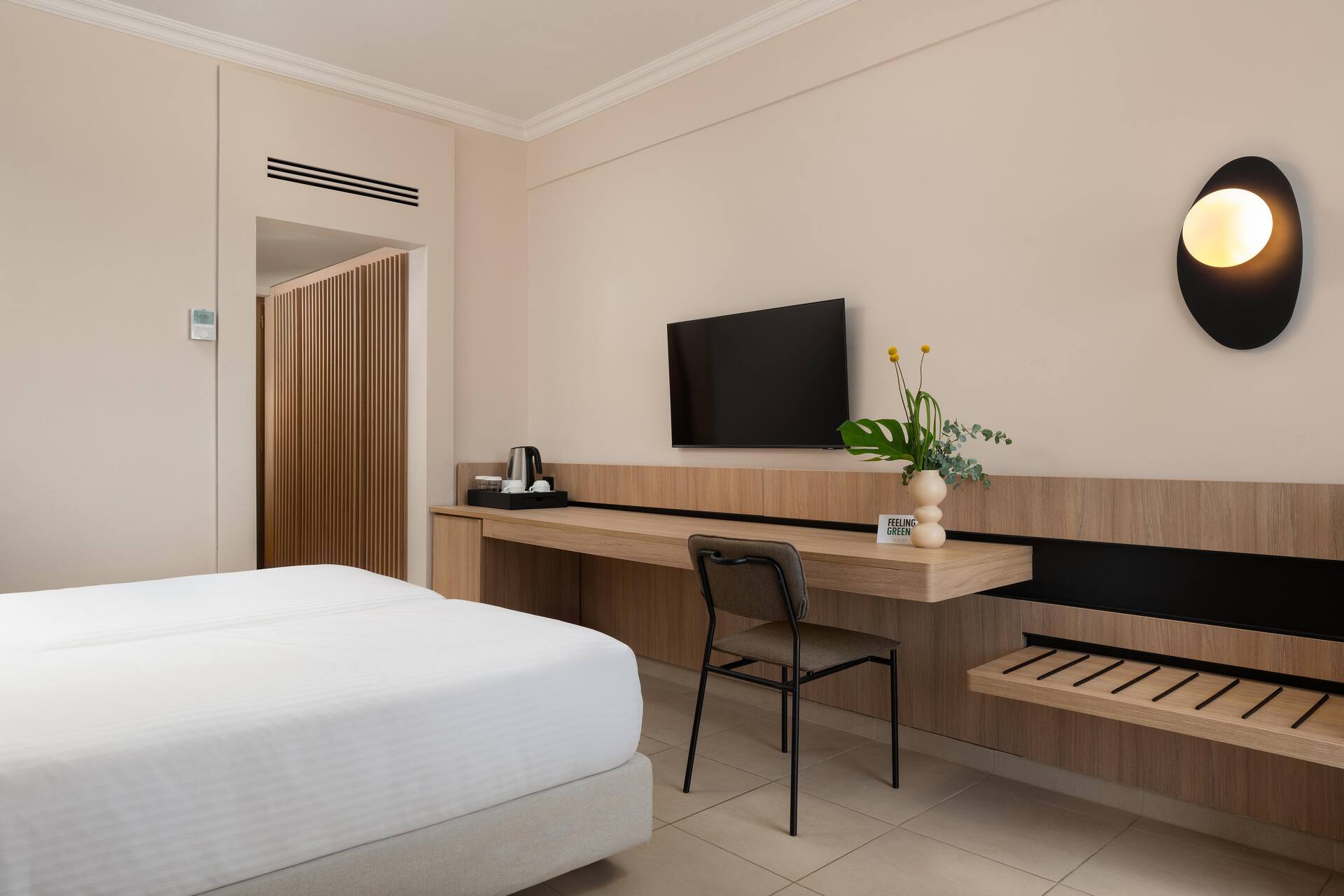 <p>Superior-huone, uima-allasnäkymä</p>